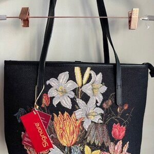 Signare tapestry tote bag. Size 16.5”x10.5”x 5.5”. Handles 28”.